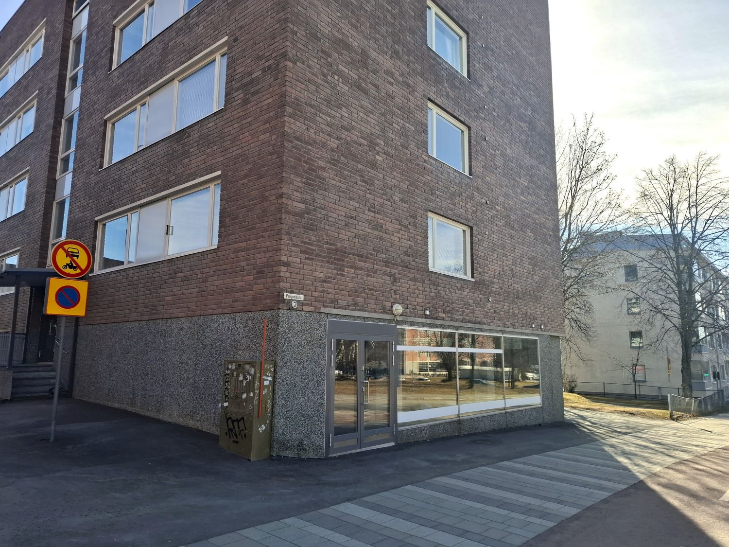 Vuokrattavana siisti ja valoisa liiketila Kuopion keskustan keskeisellä paikalla Puijonkadulla. Tilassa on suuret näytei...