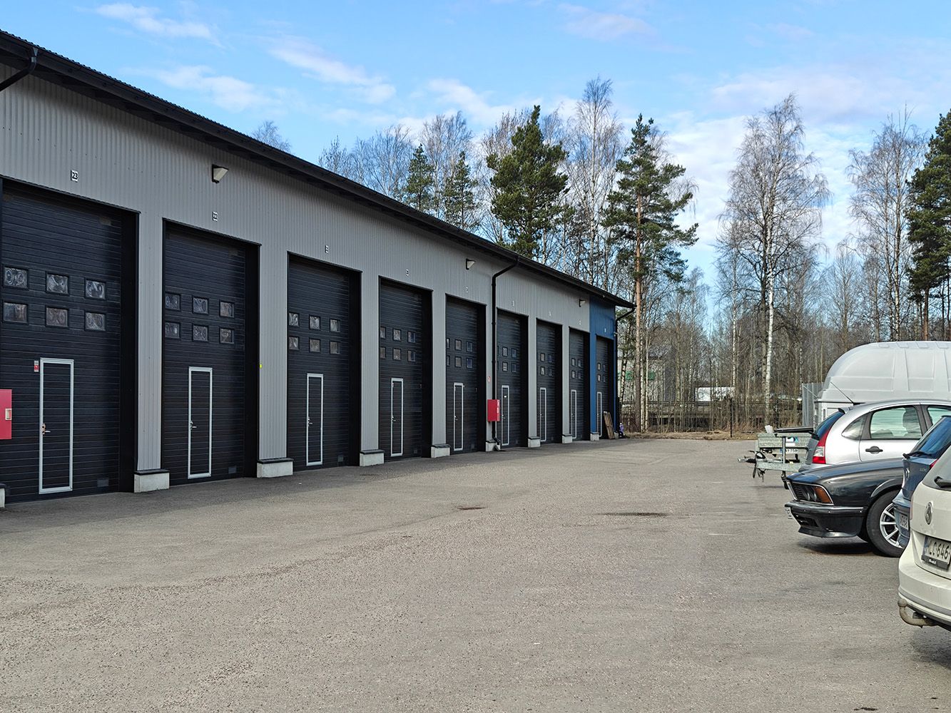 Hyvä halli myytävänä ja vuokrattavana Kivikossa!