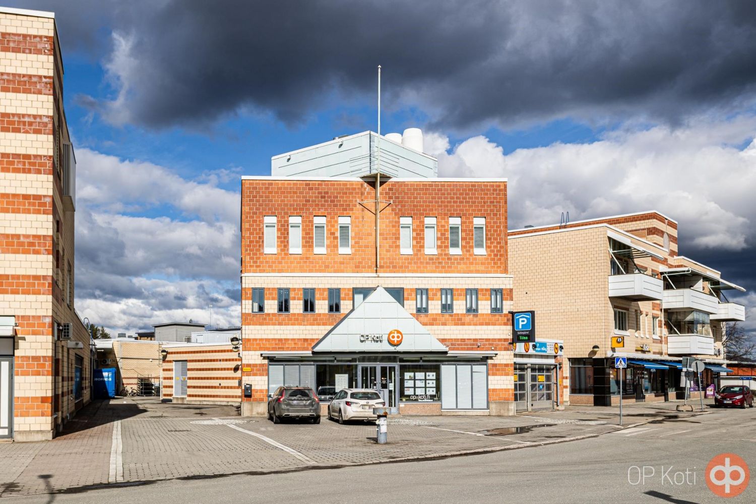 Tarjolla valoisa ja monikäyttöinen 81 m² liiketila erinomaisella sijainnilla Siilinjärven keskustassa. Tila soveltuu mainiosti toimistokäyttöön, mutta myös esimerkiksi parturi,kauneus,tai muuhun palveluliiketoimintaan.Tilassa on oma keittiö ja erillinen wc, jotka lisäävät käyttömukavuutta arjessa...