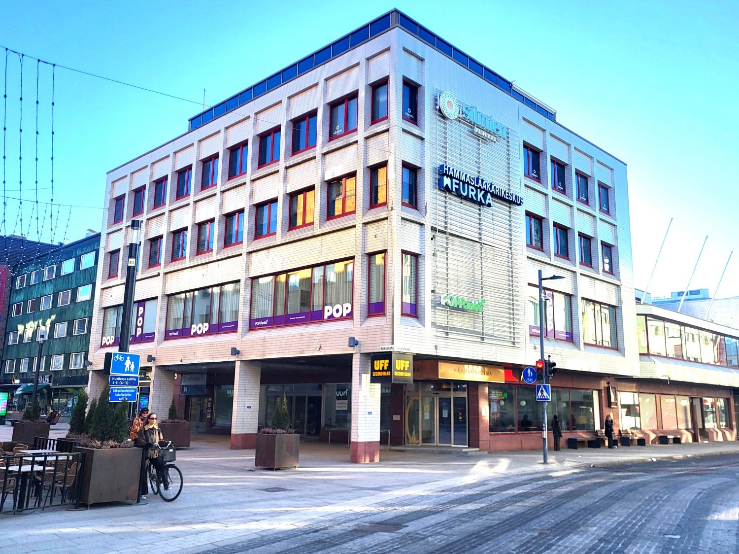 Vuokrataan toimisto - tai liiketilakäyttöön Hammarinkulman  kattohuoneisto!
Kohteen sijainti on ydinkeskustan parhaita j...