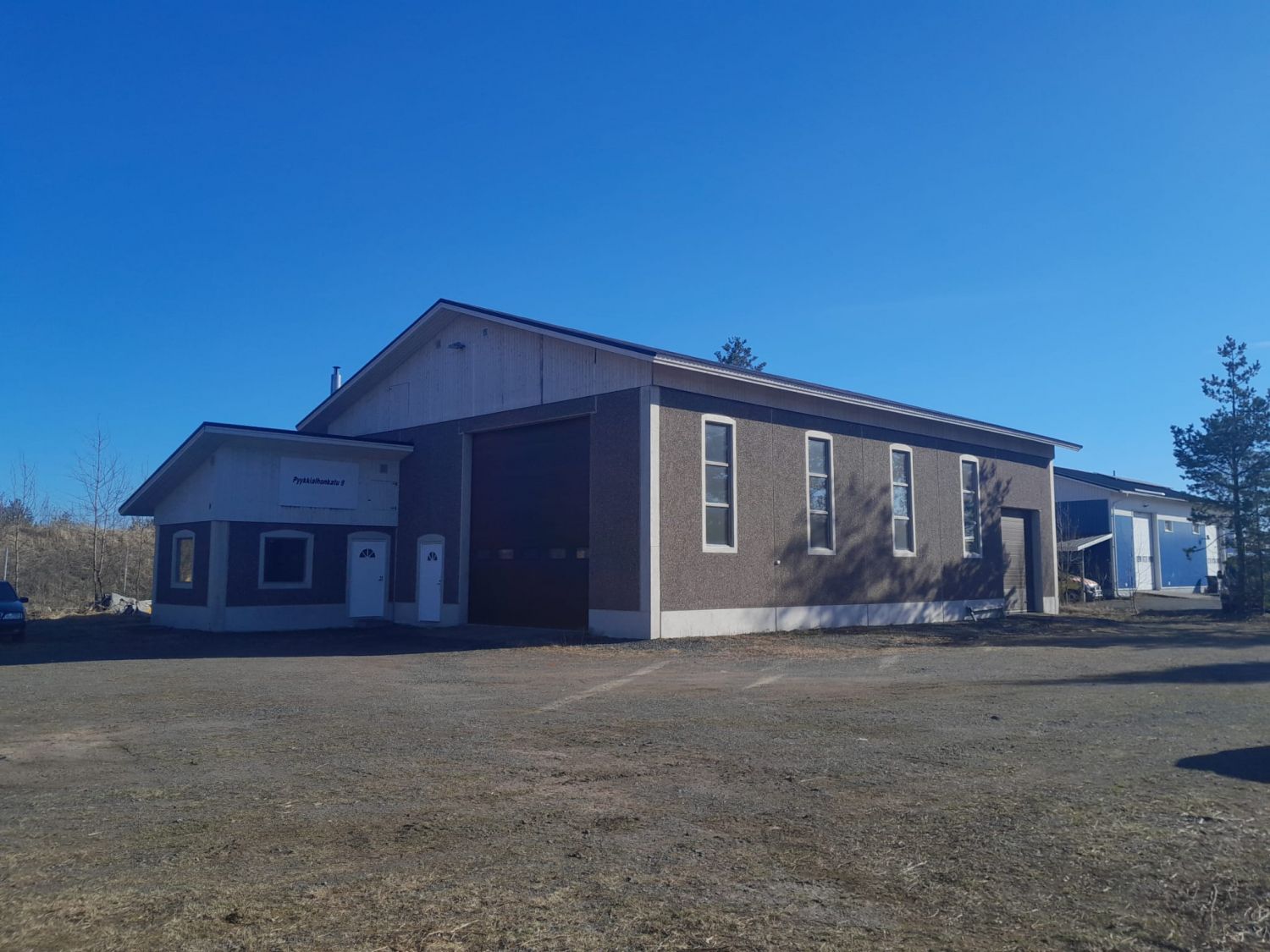 Betoni rakenteinen korjaamo / verstastila