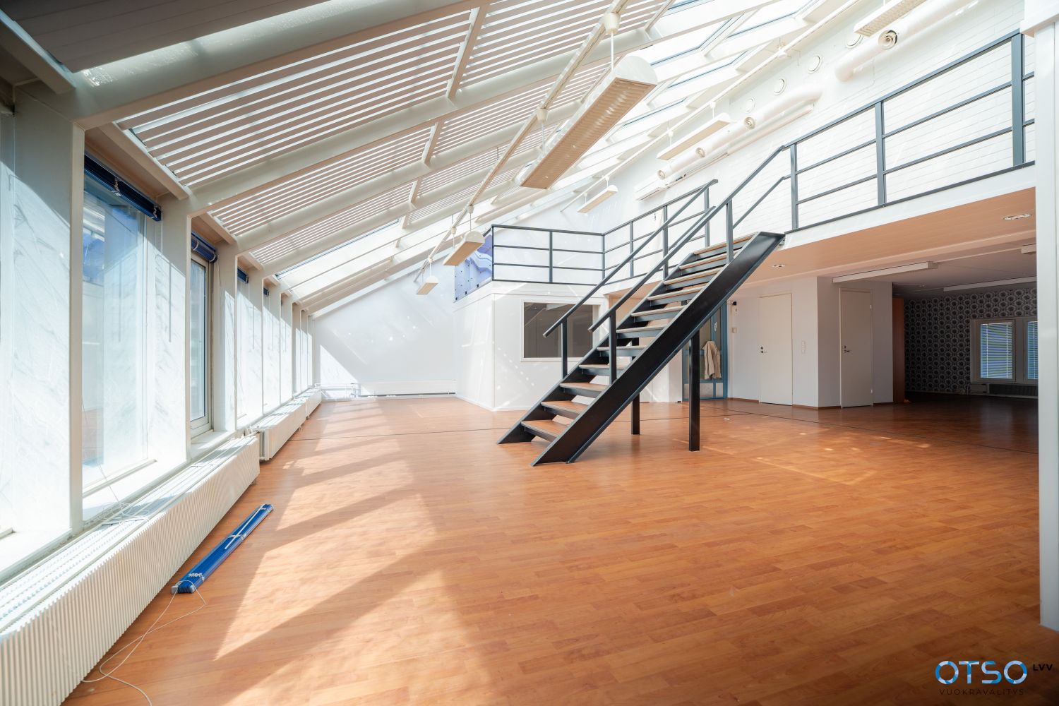 Tämä 162,5 m²+parvi n.35m² kokonaisuus tarjoaa monipuoliset puitteet niin tiimityöhön kuin rauhalliseen työskentelyyn. 
...