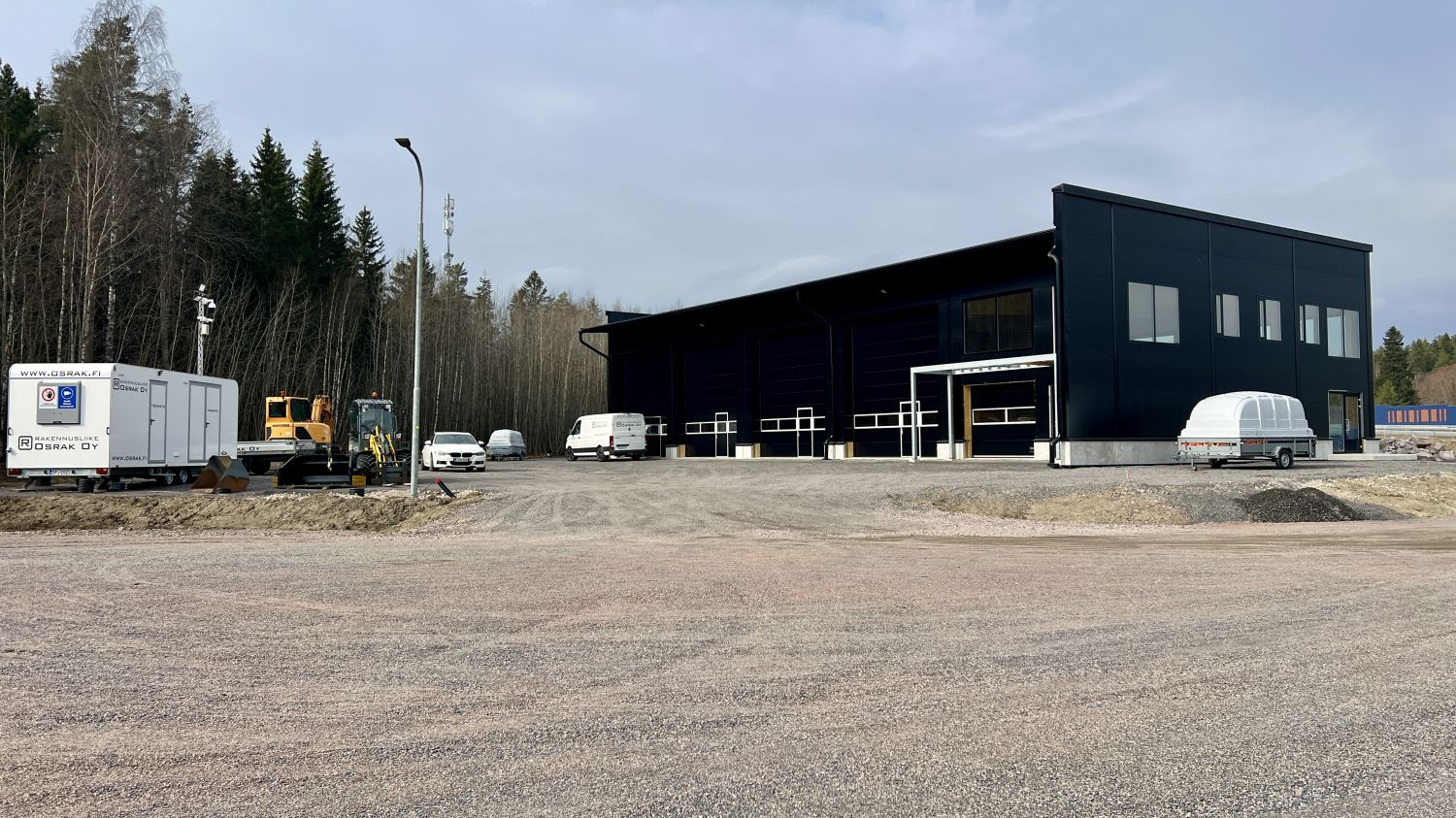 Vuokrataan uudiskohteesta 463m2 kokonaisuus, joka sisältää 387m2 varasto-/tuotantotilaa ja 76m2 ensiluokkaista toimistot...