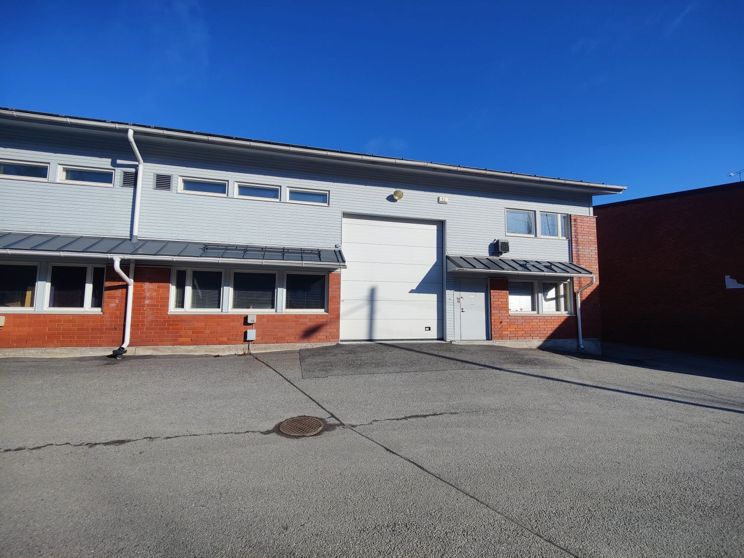 Vuokrataan hyvässä kunnossa oleva 195m² ja vuonna 200 rakennettu varasto/tuotanto- ja toimistotilan yhdistelmä. Varasto-...