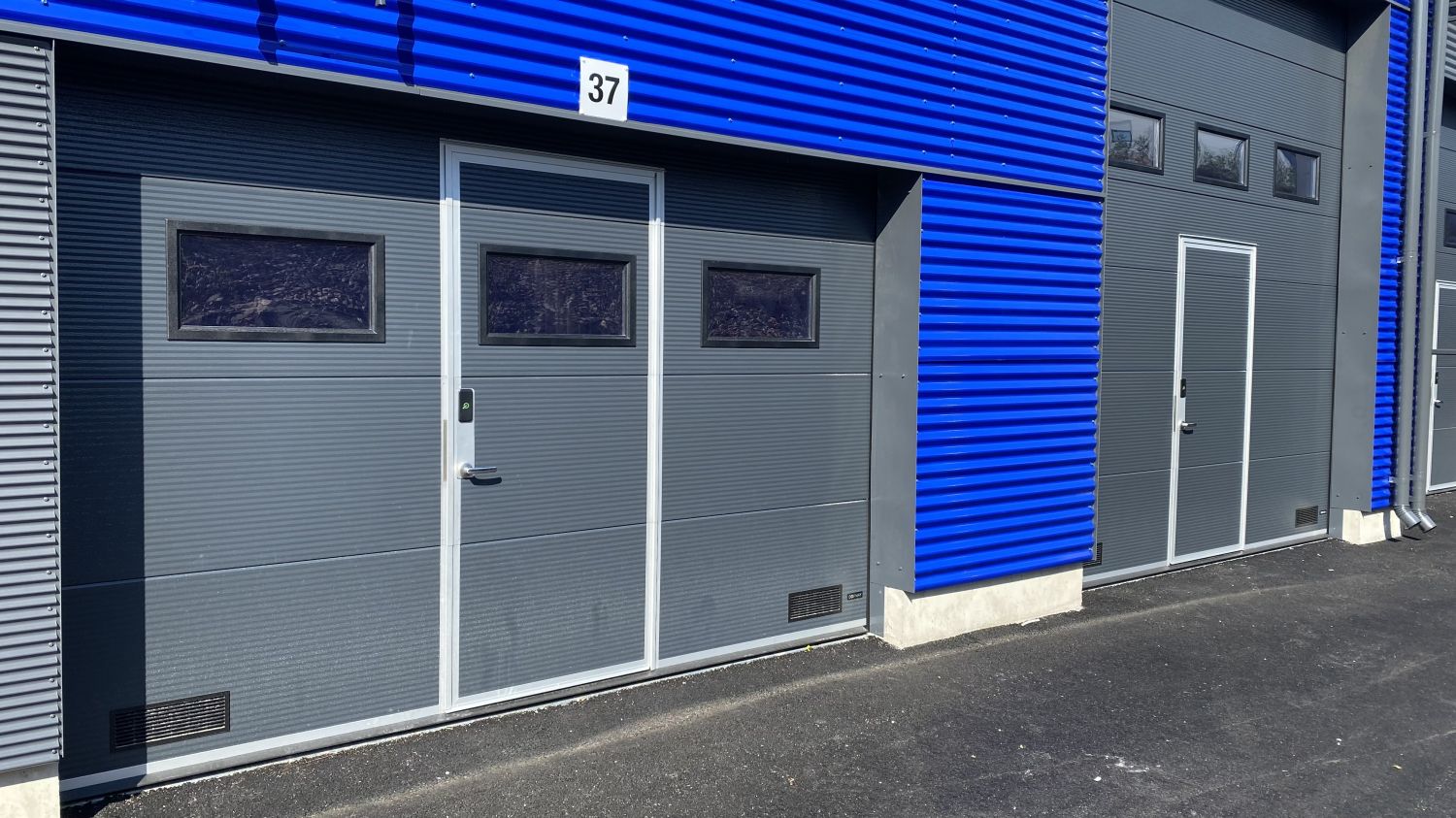 Sähköinen nosto-ovi ulkoa