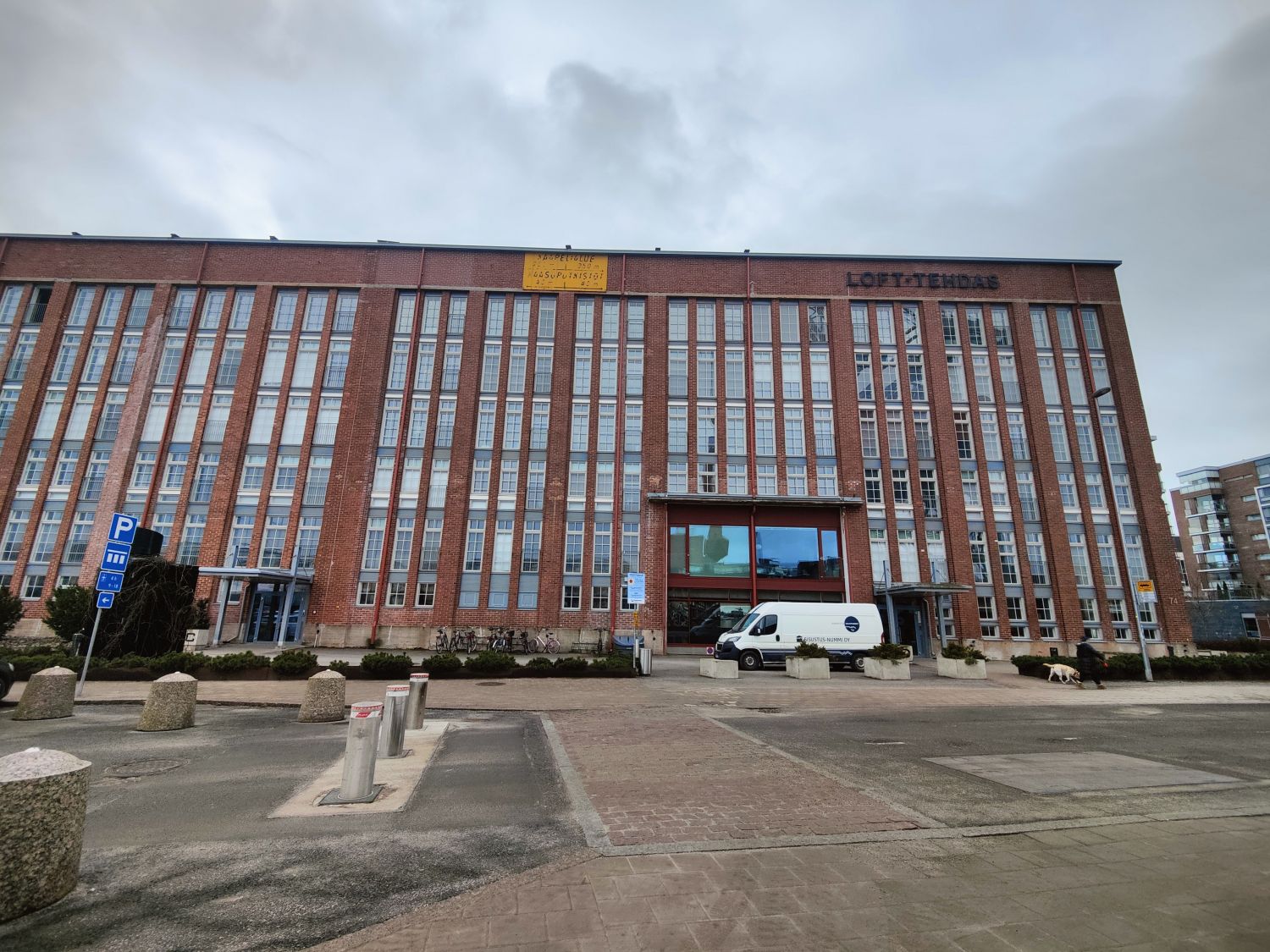 Tarjolla poikkeuksellisen tyylikäs ja moderni 89m² toimistotila, joka on peruskorjattu korkeatasoisesti vain muutama vuo...