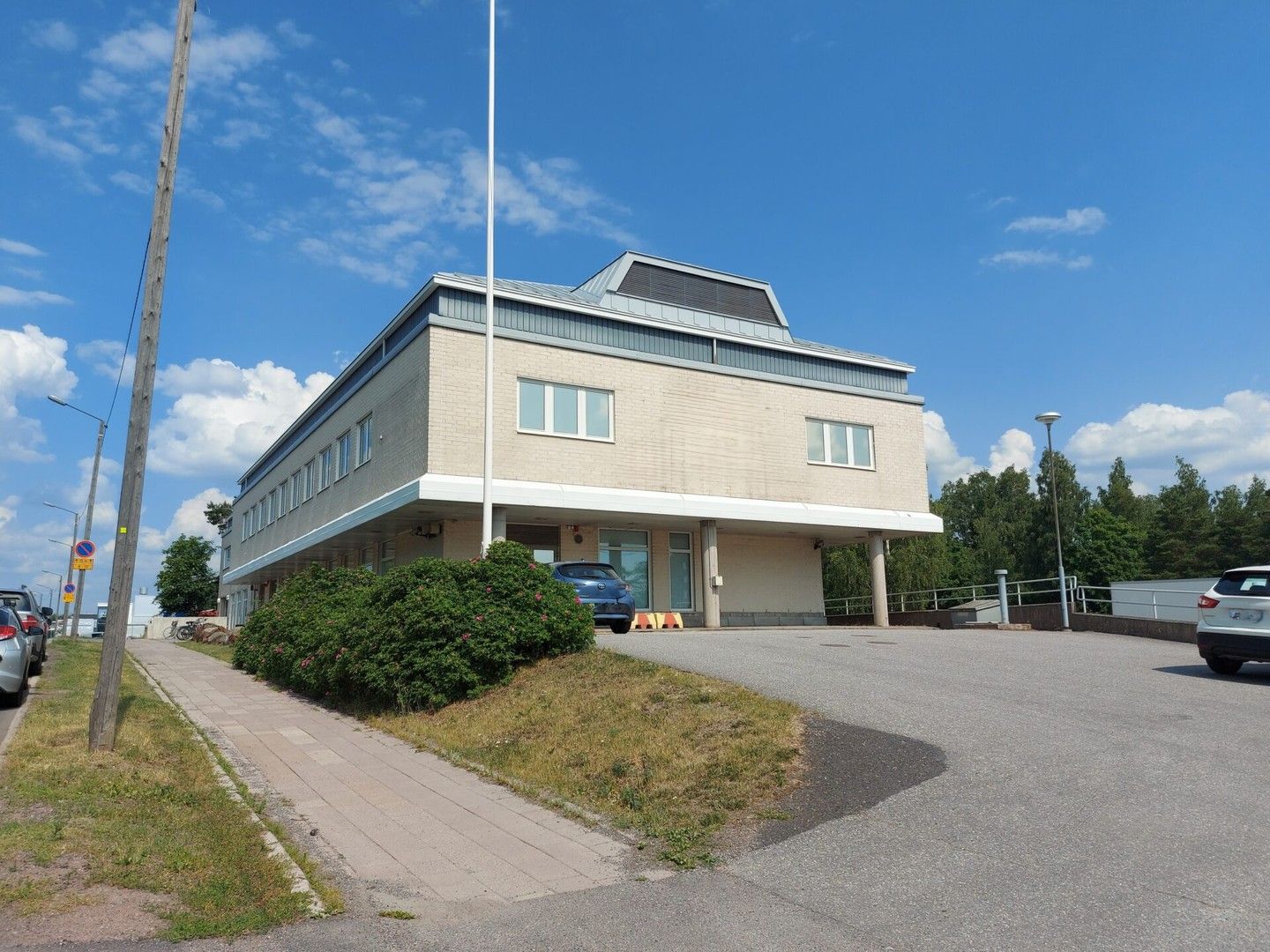 Vuokrataan 132m² valoisa ja moderni toimistotila kiinteistön toisesta kerroksesta erinomaisella paikalla Turun Kastun al...