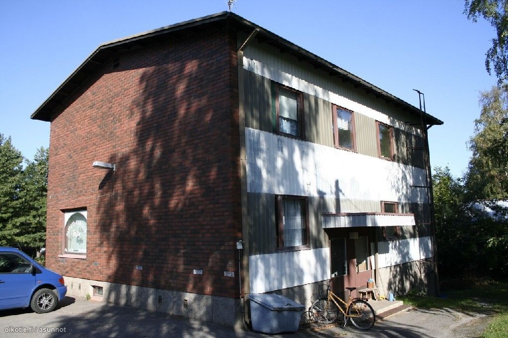 Vuokrattava tila sijaitsee pienkerrostalossa ja liiketilassa on  toiminut parturi-kampaamo vuodesta 1995. Liiketilaan on...