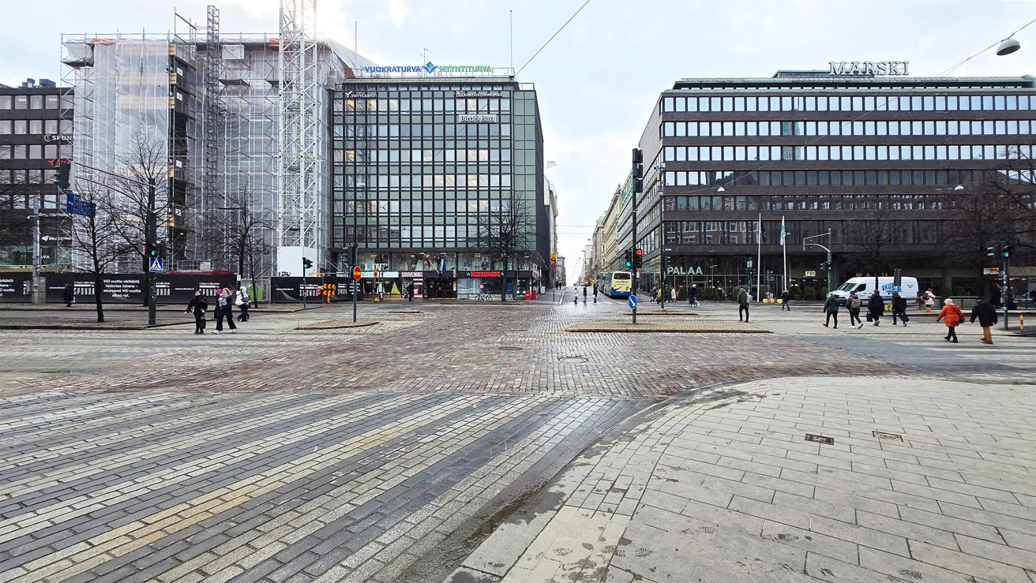 Vuokrataan isosta toimistotalosta toimistotilaa keskeiseltä sijainnilta Helsingissä! Vuokra: 25 €/m²/kk + alv