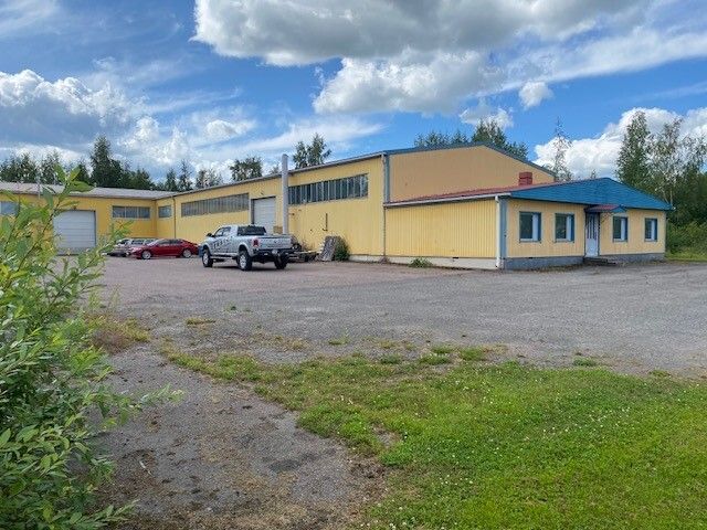 Siistikuntoinen hyvin tuottava hallikiinteistökokonaisuus. Useita eri vuokralaisia. On pienvarastoja, hallitiloja ym, hyvä tuotto n. 14 %Mikäli haluat rahoillesi hyvät tuotot tässä olisi tuottava kohde.Soita ja sovi oma esittelyaikasi Jukka Andersson 0408400232