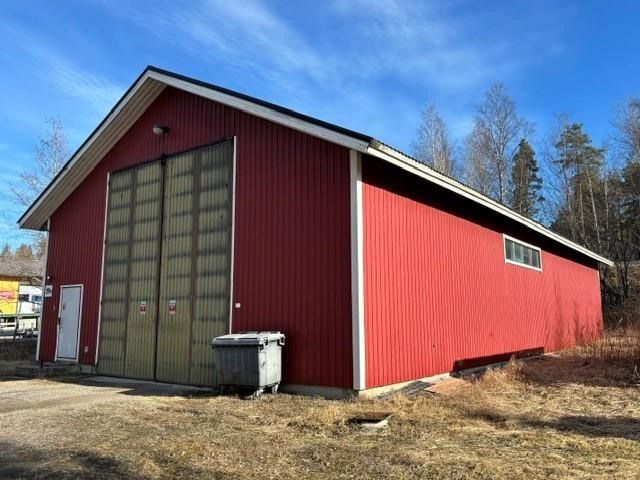 Teollisuuskadulla omalla 2176 m2 tontilla v. 1988 rakennettu (1991 lopputarkastettu) korkea hallitila, jonne mahtuu suuremmallakin kalustolla. Yhtenäinen tila, lisäksi wc, tsto/varastotila). Taitto-oven koko K 5,5m/L5m. Hallin sisämitat n.24,2 x 11,5 m. Öljypuhallin lämmitys, rasvamonttu, lattiakaiv...