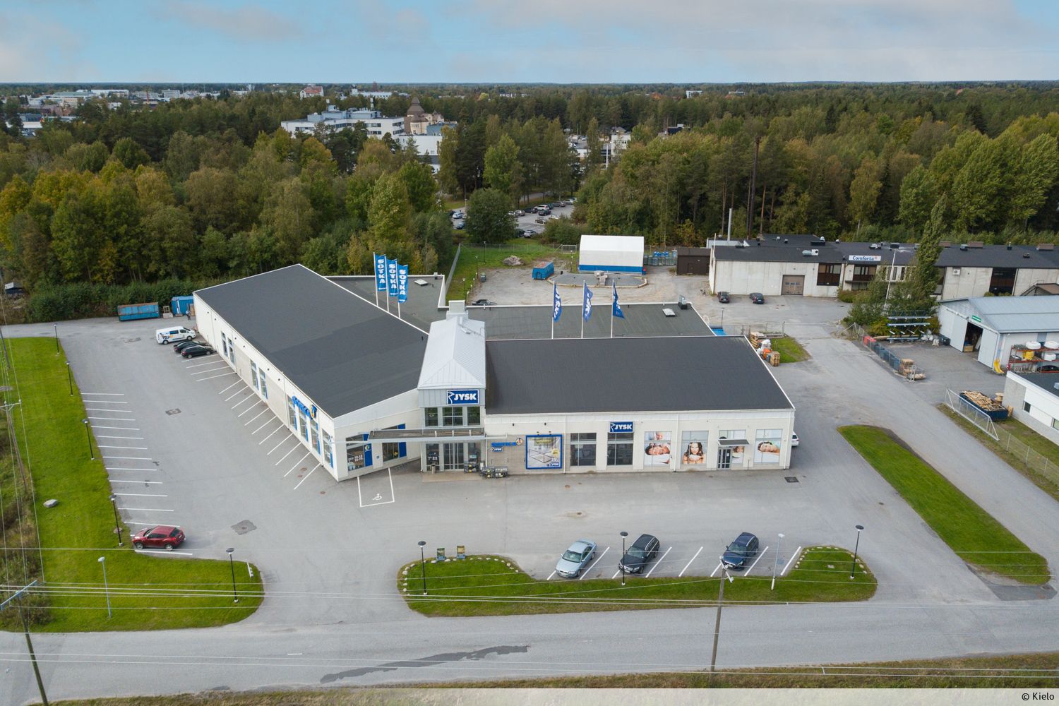 Katutason liiketilaa Pietarsaaresta Vuokrattavana noin 1 450 m² katutason liiketila näkyvällä paikalla. Tila on selkeäpohjainen ja helposti muokattavissa tilaa vievän kaupan tarpeisiin. Tiloissa on toimivat henkilökunnan taustatilat: taukokeittiö, toimisto sekä sosiaalitilat kahdella suihkulla ja w...