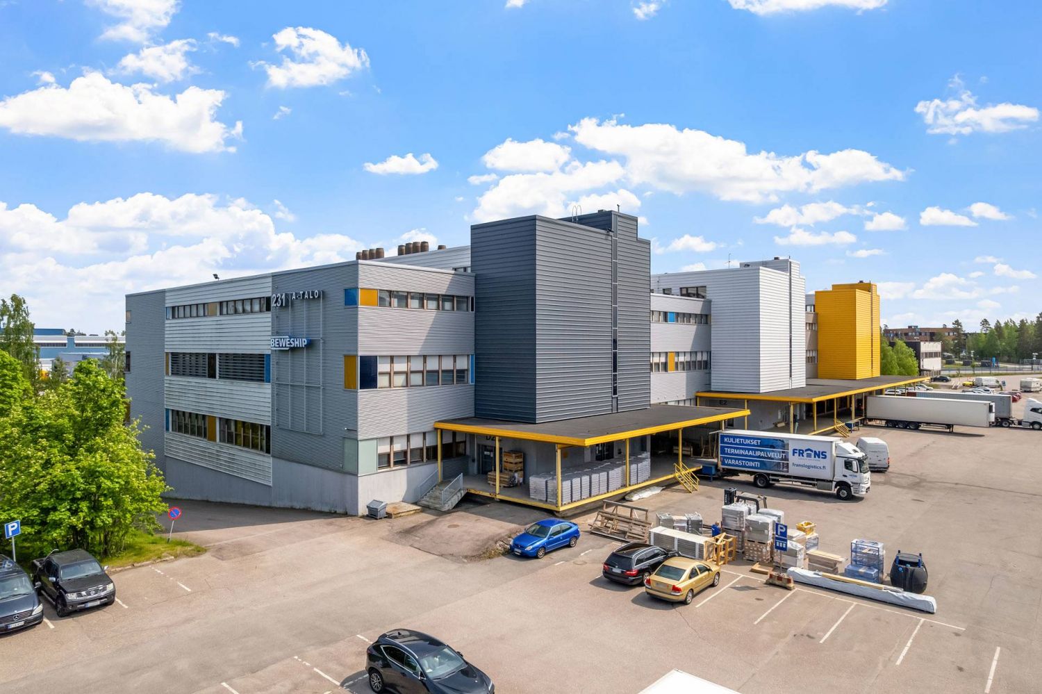 Toimiva toisen kerroksen 325 m² varastotila Vantaan Hakkilassa