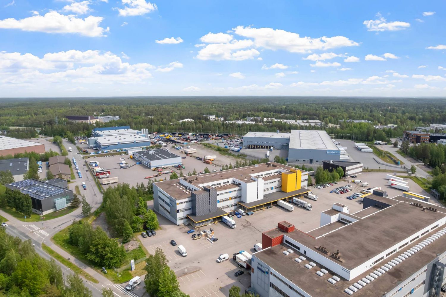 Lyömätön sijainti Hakkilassa – ensimmäisen kerroksen 771 m² terminaalitila Kehä III:n ja Lahdenväylän vieressä...