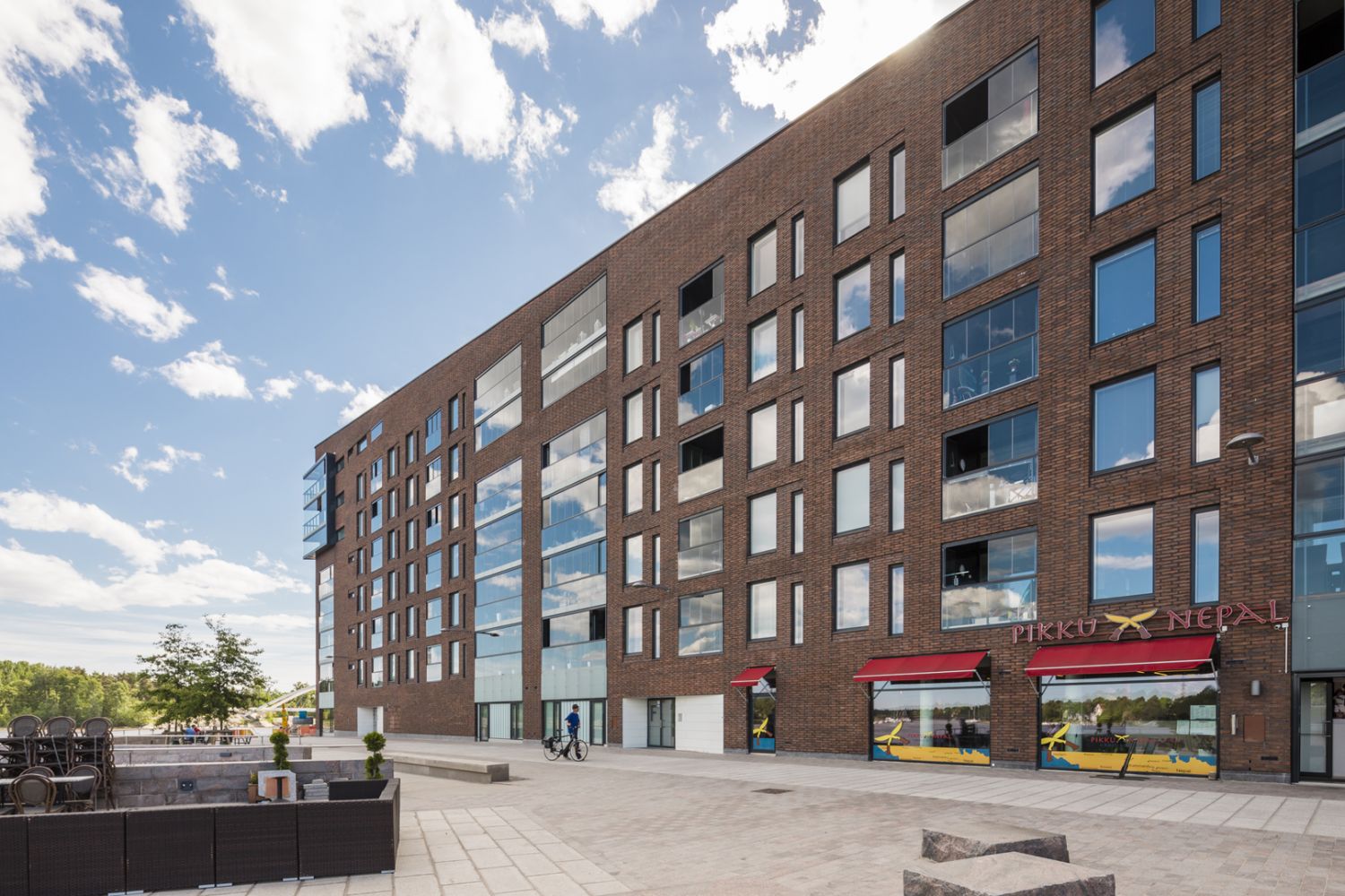 Vuokrattavissa moderni liiketila asuintalon kivijalassa. Tilaan kuuluu oma keittiö sekä wc suihkulla. Tilasta on näyttäv...