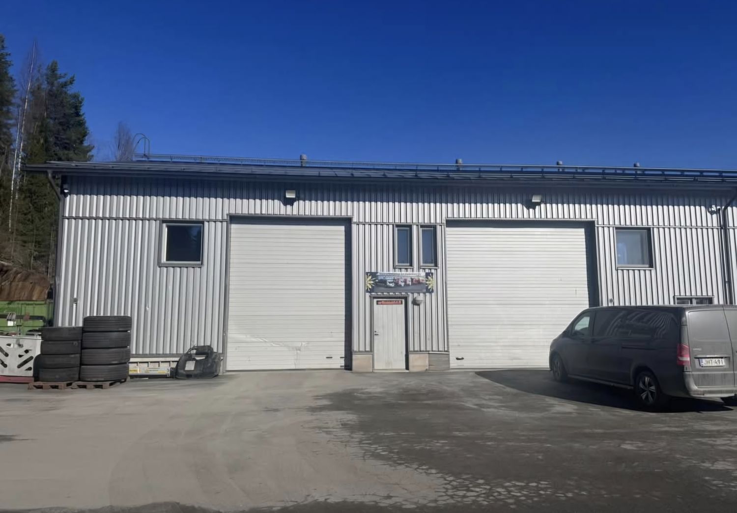 Hallitila, jossa keittiö-/ toimistotila, pukuhuone, wc ja suihku. Kahdella nosto-ovella. Halliin mahtuu 5 kuorma-autoa (...