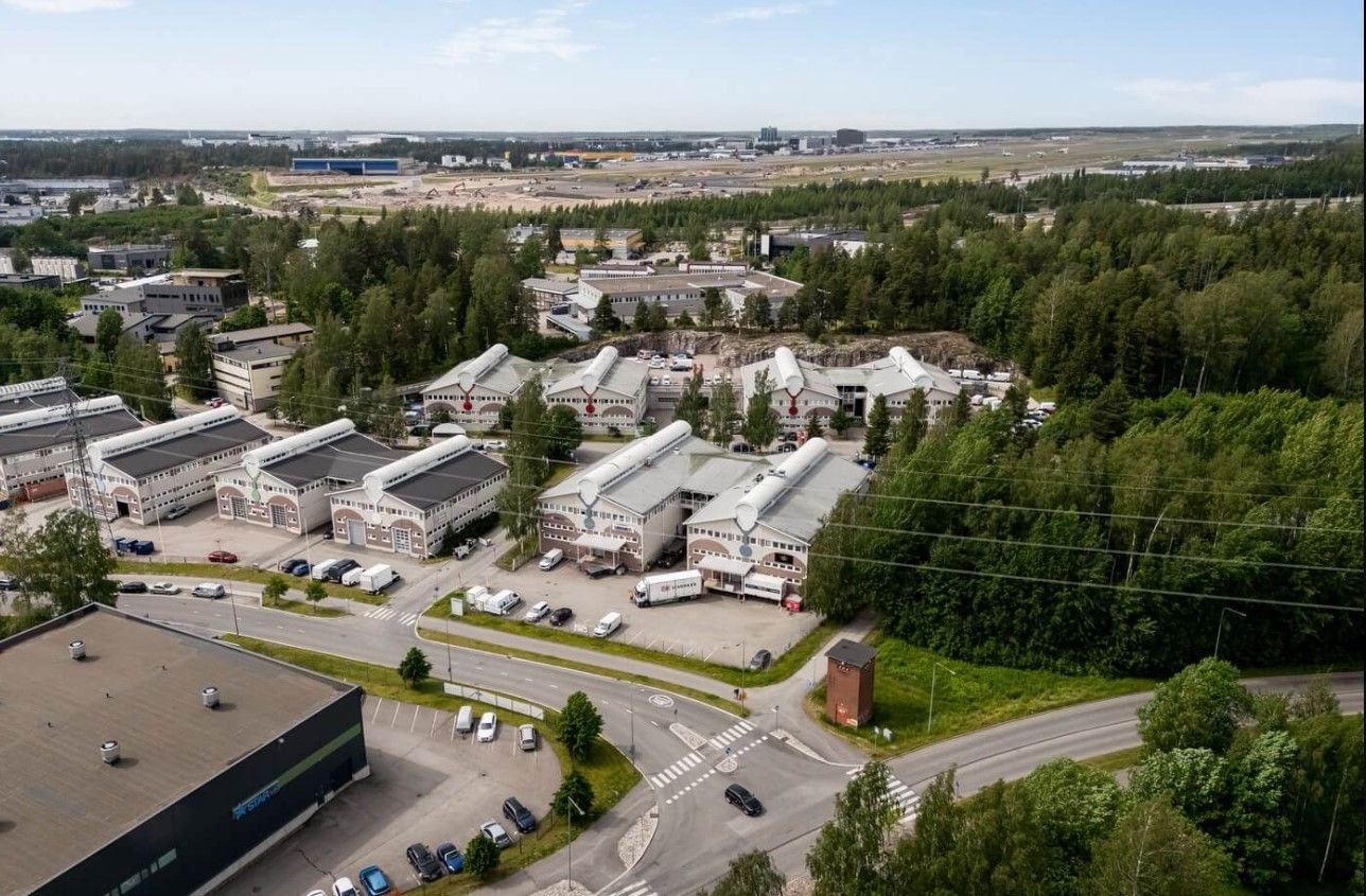 2027 alussa vapautuva kokonaisuus varasto/tuotanto/huoltotilaa sekä toimistoa rakennuksen toisesta kerroksesta. Tilassa ...