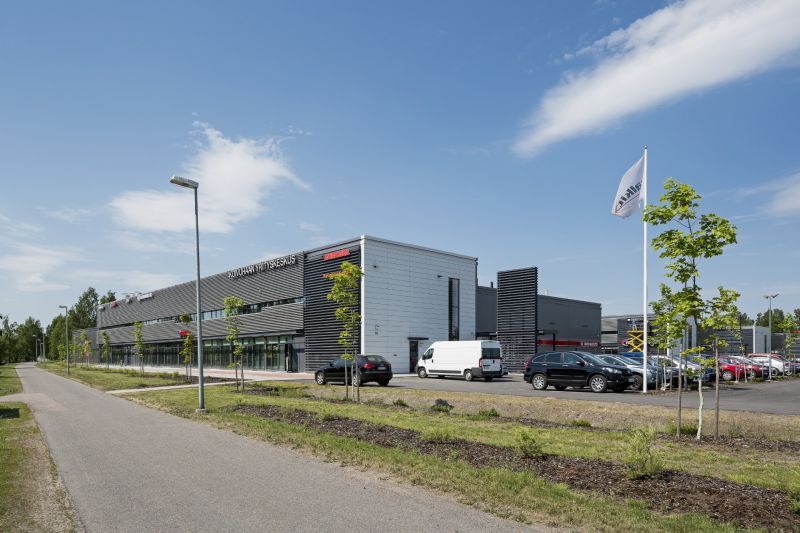 Vuokrattavana katutason siistiä liiketilaa modernissa monitoimikiinteistössä Koivuhaan Yrityskeskuksessa.