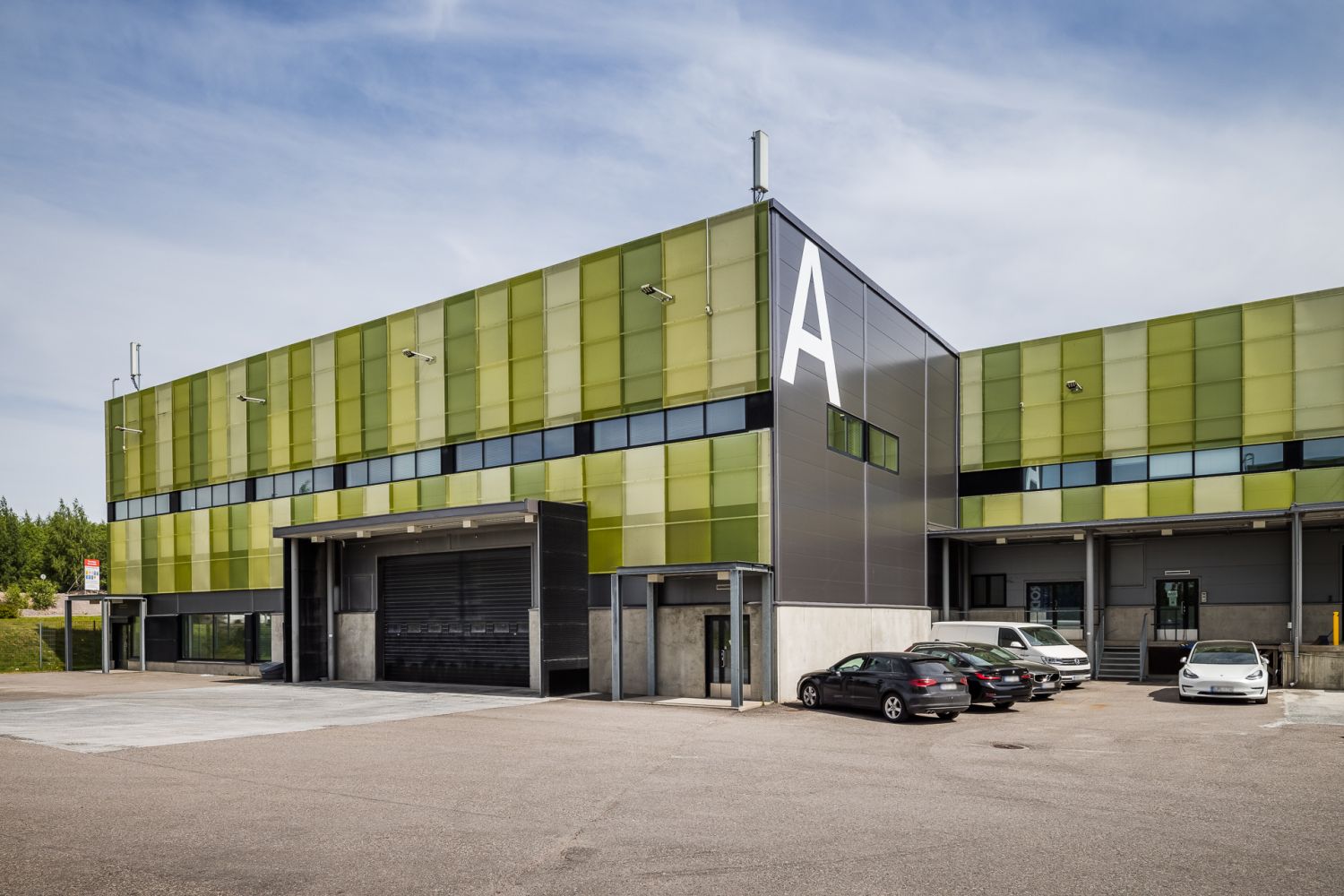 Monipuolinen 2213 m² varasto- ja toimistokokonaisuus STC Viinikkalassa – erinomaiset logistiikkayhteydet