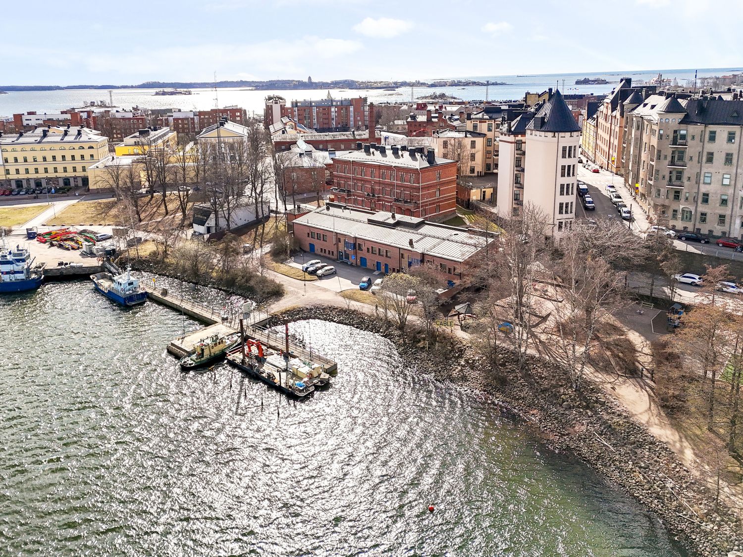 Lähes meren rannalla sijaitseva näyttävä punatiilirakennus. Kadunpuoleinen julkisivu suojeltu, muutoin rakennettu uudest...