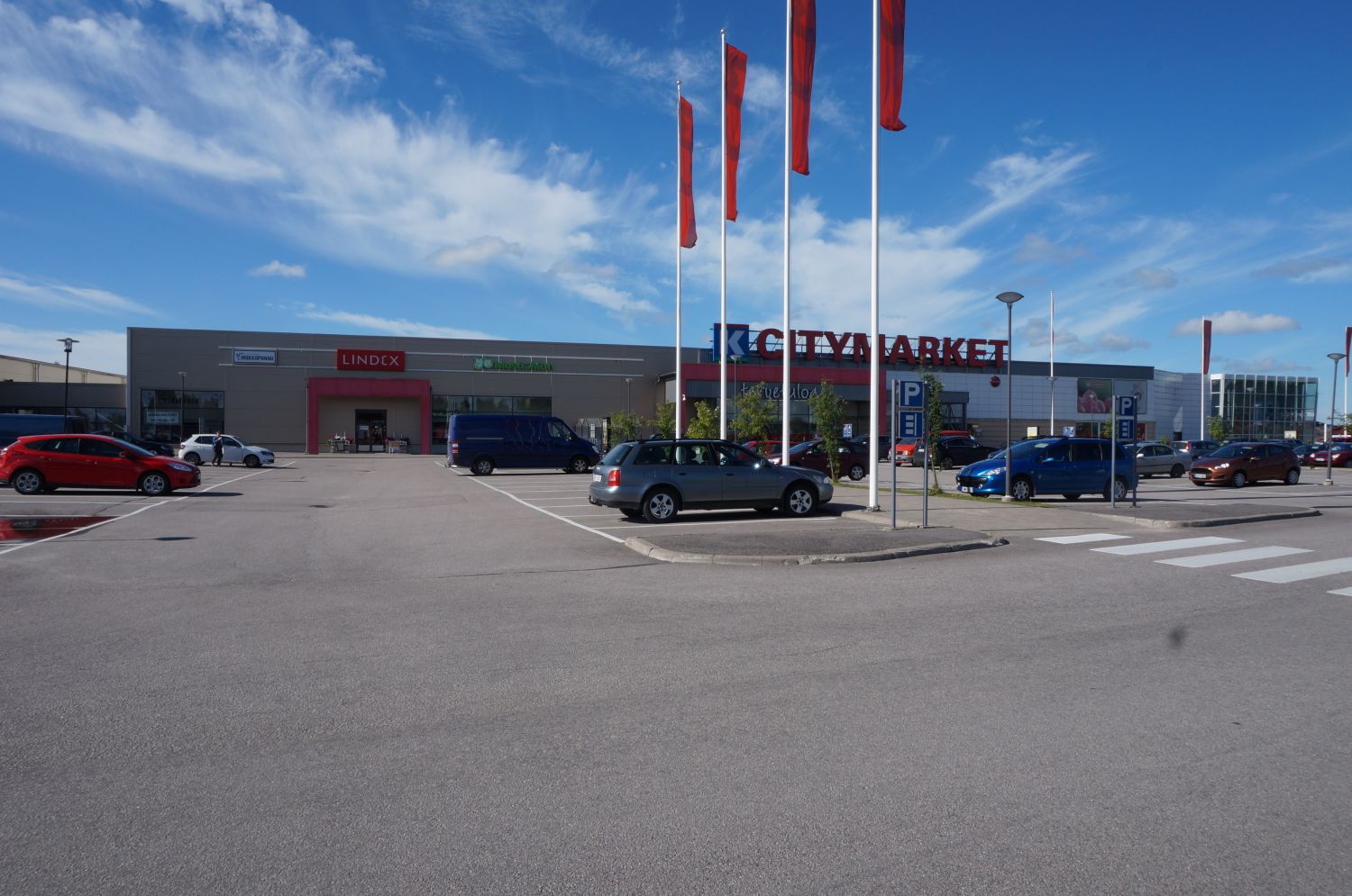 Vuokrattavana 459 m²:n siisti ja monikäyttöinen katutason liiketila Savarinkatu 2:ssa. Tila soveltuu erinomaisesti myymälä-, showroom-, palvelu- tai muuhun asiakasliiketoimintaan, jossa tarvitaan avaraa ja helposti muunneltavaa tilaa.Katutason sijainti tarjoaa hyvän näkyvyyden ja vaivattoman...