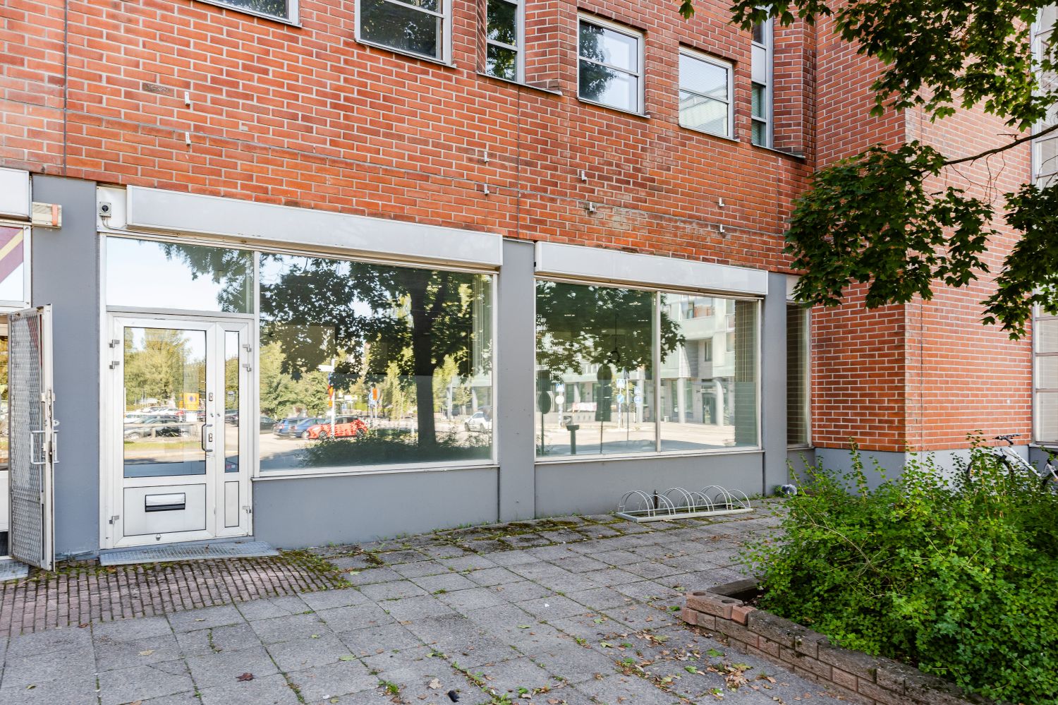 Valoisa katutason 142 m² liiketila Tikkurilan palveluiden äärellä