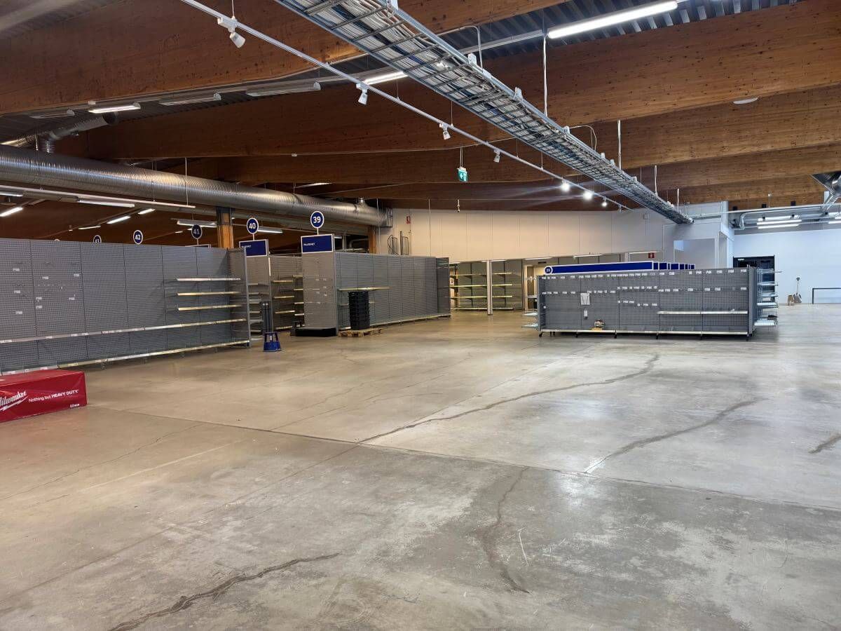 Vuokrattavana hyväkuntoinen liike- ja tuotantokiinteistö Oulussa  helposti saavutettavalla sijainnilla. Kiinteistö sijaitsee aidatulla, noin 26 000 m²:n tontilla. Kokonaisuus soveltuu erinomaisesti esimerkiksi tuotanto-, varasto-, myymäläkäyttöön.