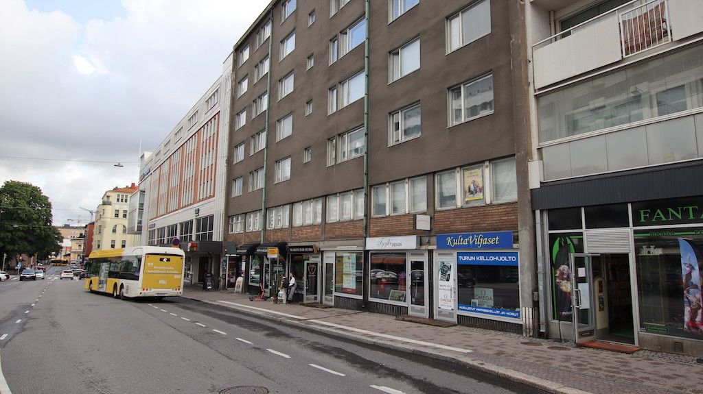 Katutason liiketila vilkkaalla Humalistonkadulla. Tilassa toimii tällä hetkellä kampaamo. Vesipiste pesutuolille valmiin...