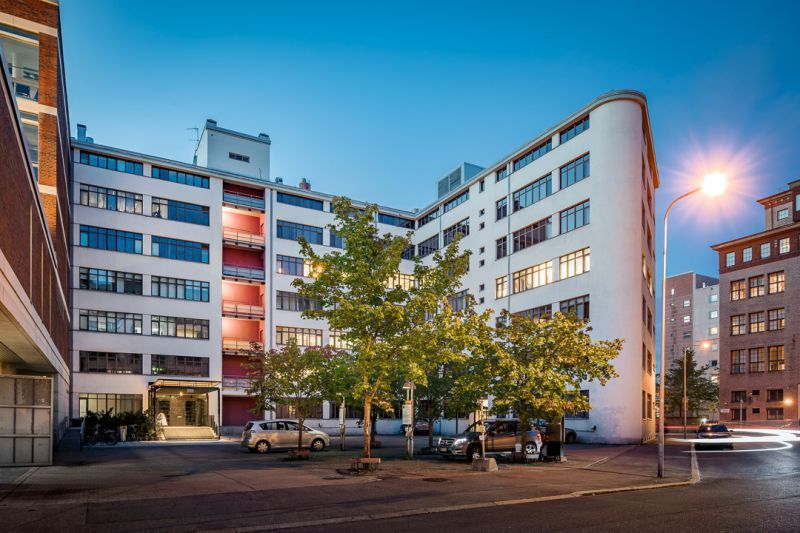 Tyylikästä ja modernia pientoimistotilaa hyvien kulkuyhteyksien varrella Ruoholahdessa.