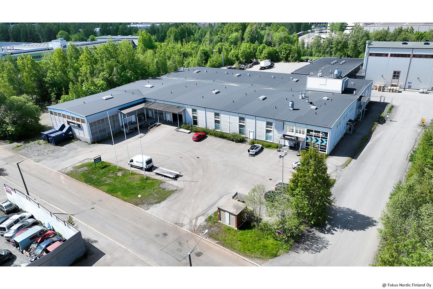 Vuokrattavana siisti ja heti vapaa lounasravintolaksi soveltuva tila varasto-, tuotanto- ja toimistokiinteistön yhteydessä. Tila sijaitsee katutasossa ja koostuu 73,5 m² keittiöstä ja 140 m² ruokailu-/salitilasta. Keittiö on varustettu tarkastetuilla, ruoanvalmistukseen soveltuvilla laitteilla, jote...