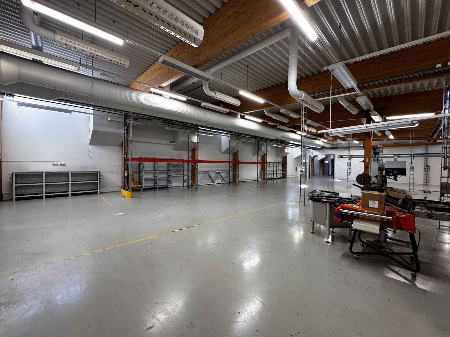 Yhteensä n. 2300m2 kahdessa vaiheessa rakennettua varasto-/tuotantotilaa sekä n. 800m2 siistiä toimisto-, näyttely- ja s...