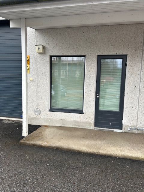 Yksikerroksinen hallitila,jossa iso nosto-ovi ja käyntiovi. Taukotila ,jossa minikeittiö ja suihku. Betoni lattiat ja se...