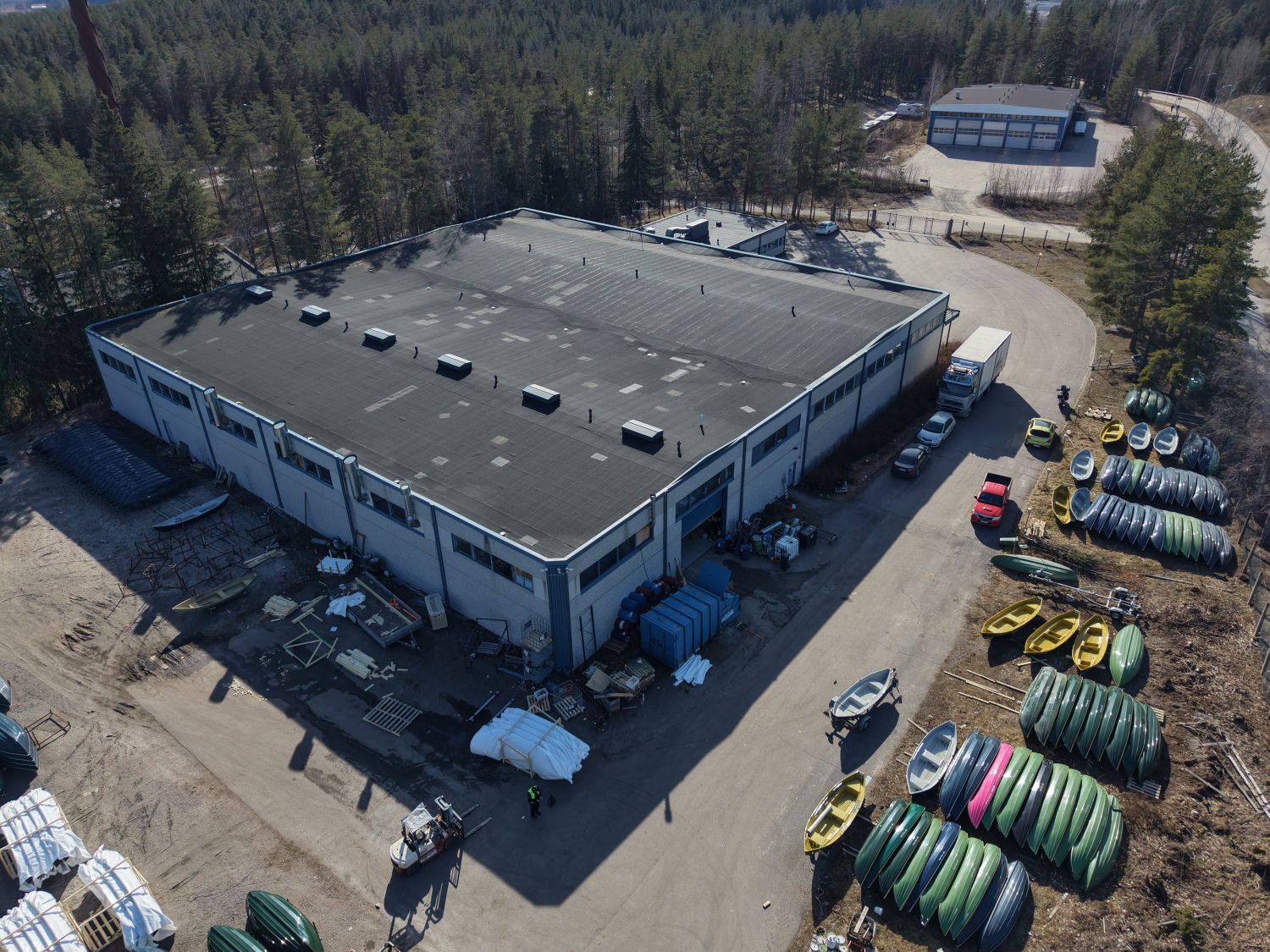 Koneharjun alueelta on vapautumassa 1200 m2 varasto/tuotantotila 1.9.2026 lukien. Tilassa on yksi suuri nosto-ovi kiinteistön pihalle.  Tilan korkeus on noin 5 m2. Vuokralaisen käytössä on suuri piha.alue kiinteistön edessä ja rakennuksen sivulla. Esittelyt ja lisätiedot kohteesta 0207290 710/040...