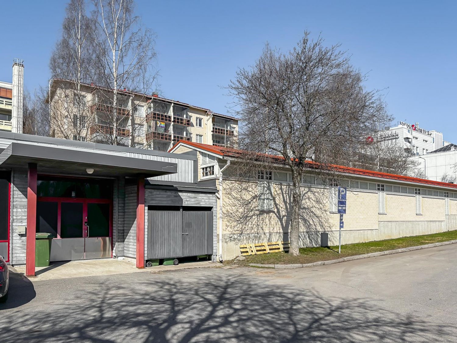 Tarjolla siisti ja toimiva 70 m² toimitila, joka soveltuu erinomaisesti yksinyrittäjälle, varastointiin tai harrastetilaksi. Tilassa on kaikki oleellinen sujuvaan arkeen: wc, kätevä keittiönurkkaus, kestävä ja helppohoitoinen epoksilattia.Tila sopii loistavasti esimerkiksi pienelle yritystoiminnal...