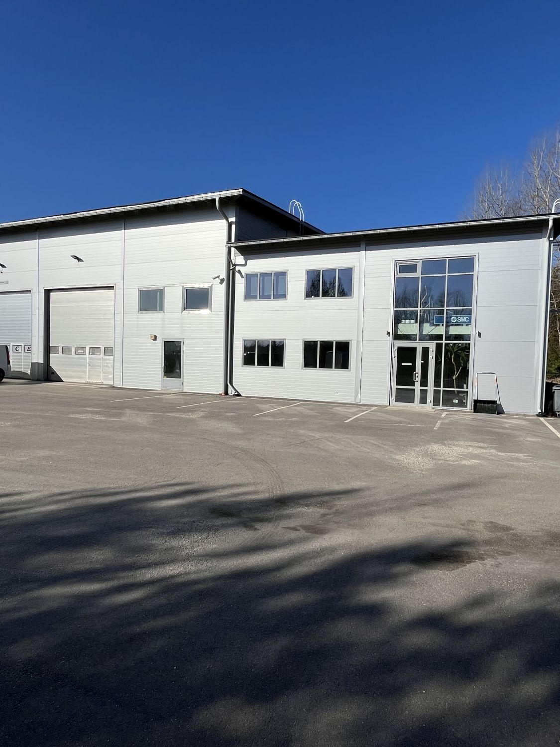 Erinomaisen hyvä tuotanto-/varastotila huippu alueella Lotilan-Pipon teollisuusalueella Lahdessa. Korkea nosto-ovi ja ha...