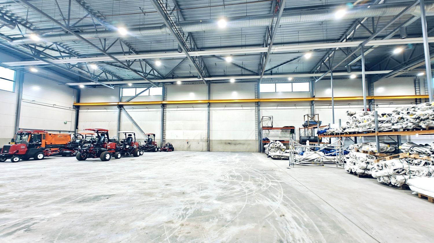Vuokrataan moneen käyttöön sopiva sisään ajettava 960m2 halli Vantaan Hakkilan teollisuusalueelta.

Tilan speksit:

- va...