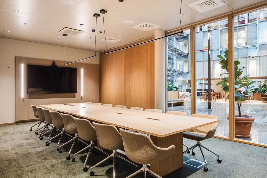 Valla sijaitsee Ruoholahden ytimessä suoraan metroaseman vastapäätä, tarjoten erinomaiset kulkuyhteydet kaikilla liikkum...