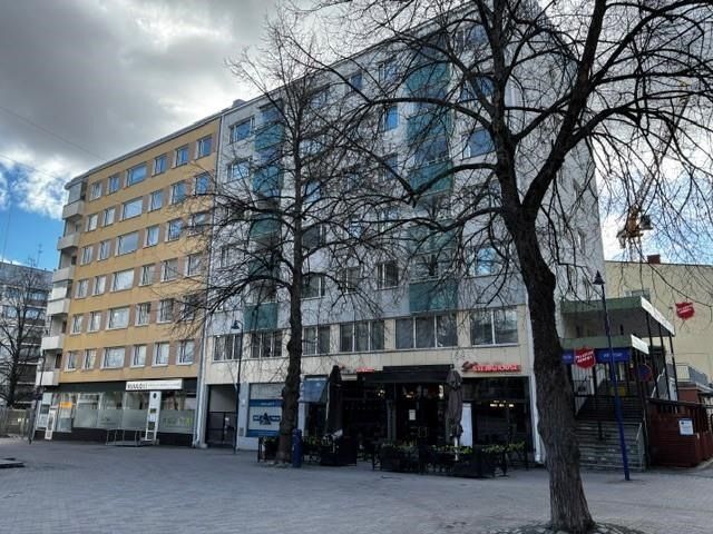 Nyt aivan ytimestä Aren aukion laidalta 2. kerroksen valoisa ja siisti toimistohuone, jossa minikeittiöllinen huone sekä wc, jossa myös suihku. Maisemat ovat suoraan tapahtumien keskiöön, tästä tilasta Ulla Taalasmaakin pitäisi ;)  Heti vapaa. Vastike vain 53€.