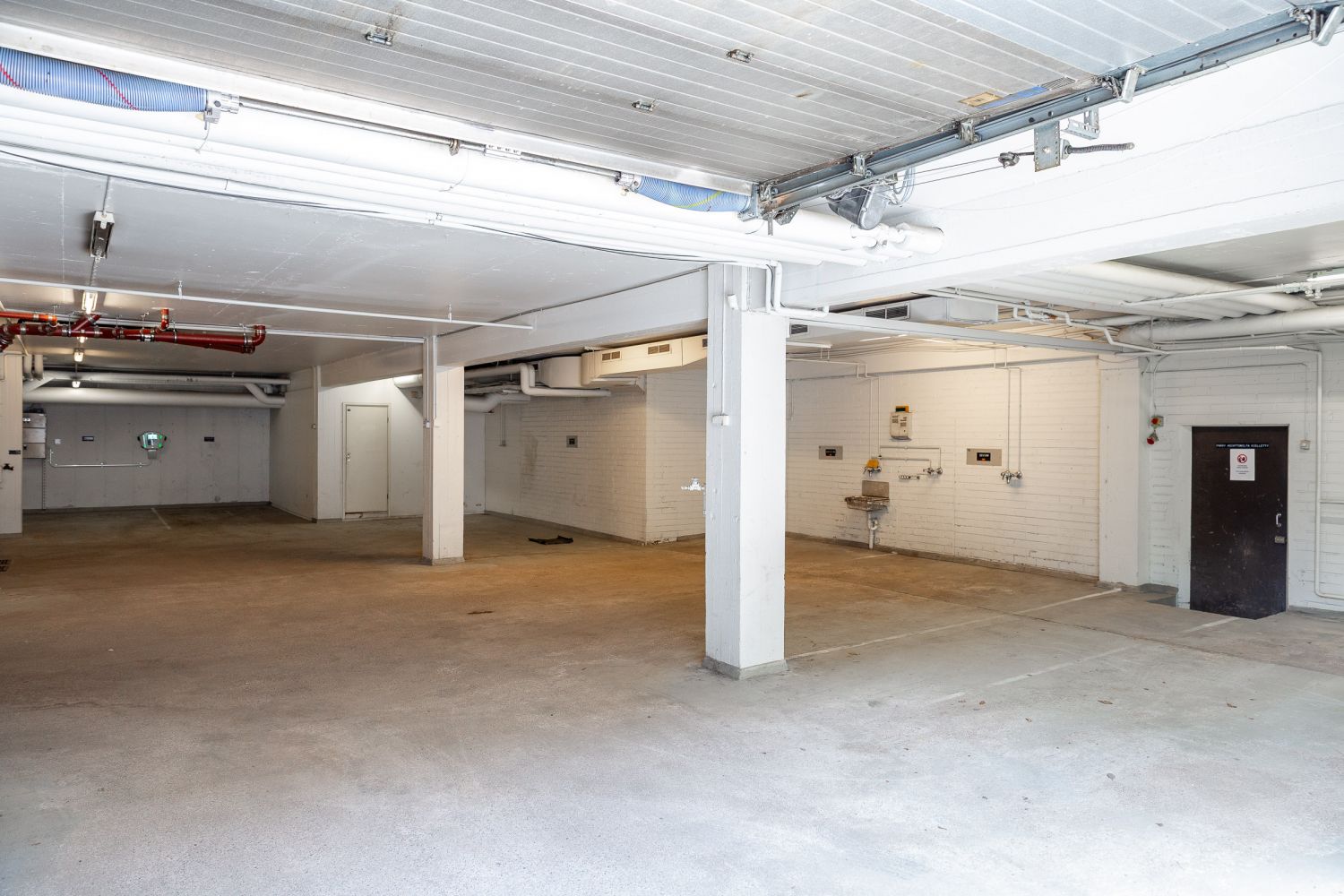 parkkihalli 300m2 vuokrataan kokonaisuutena