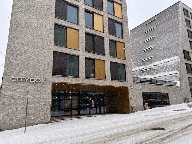Vuokrattavana ainutlaatuinen 267 m² katutason liiketila uudessa Lyyra‑korttelissa Hakaniemen ja Kallion rajalla.Kyseessä on harvinainen raakatila, joka tarjoaa yritykselle täydellisen mahdollisuuden rakentaa täysin oman näköisensä kokonaisuus Helsingin vilkkaimmalle alueelle. Avoin pohjaratkaisu...