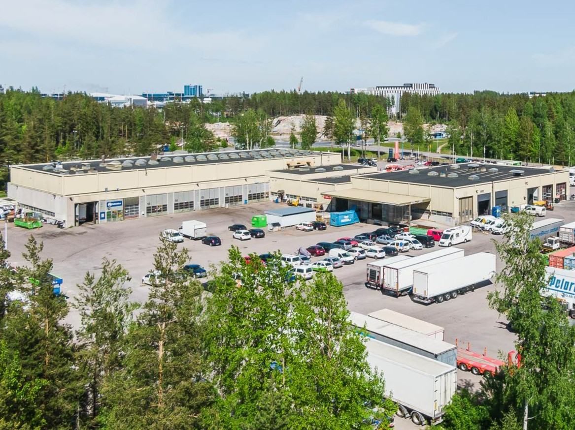 Vuokrattavana 4 469 m² korjaamo-/varikko-/tuotantotilaa, johon kuuluu esim. varikkotoimintaan tai pihavarastointiin soveltuva iso piha-alue. Tilan korkeus on 4 metriä ja kantavuus 2000 kg/m². Tilassa on 34 nosto-ovea ja lastauslaituri. Tilaan kuuluu korjaamotilan lisäksi toimisto-, tauko- ja sosiaal...