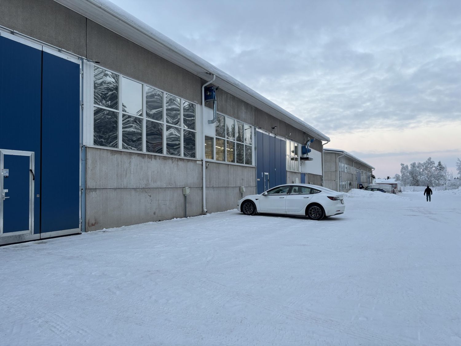 Myydään tarjousten perusteella opetustilat omalta tontilta Kemistä, osoitteesta Sammonkatu 8. Tontilla on kaksi rakennusta, joista ensimmäisessä on n. 501,5m2 hallia ja n. 1275m2 muita tiloja, jotka ovat olleet opetuskäytössä ja opettajien työtiloina. Toisessa rakennuksessa on kaksi hallia n. 87...