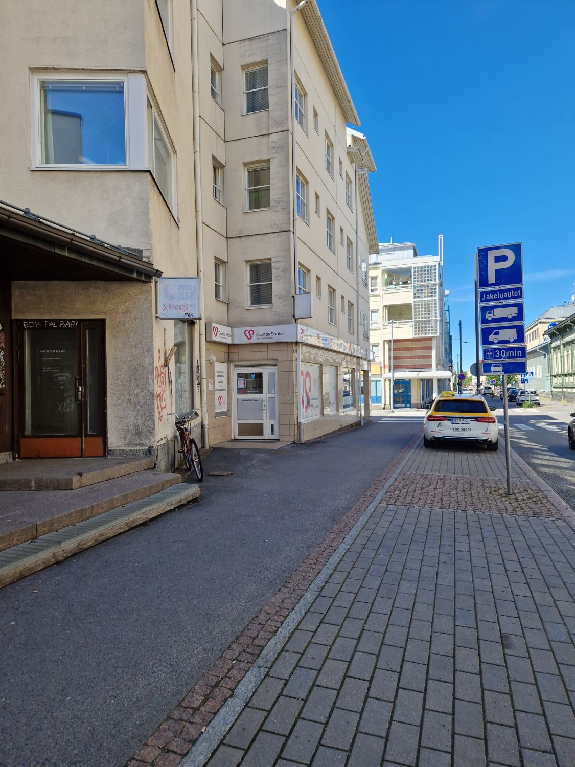 Vuokrataan liiketila Asemakatu 26, 90100 Oulu.Liiketilan pinta-ala on 80 m2.Liiketilan takaosassa on minikeittiö, wc-tila sekä varastohuone.Tila vapautuu 1.11.2026Vuokra 1300,00 e/kk (alv 0, ei lisätä).Vuokra sidotaan indeksiin, minimikorotus 2,5% vuodessa.Lisäksi vuokralainen vastaa vesi-...