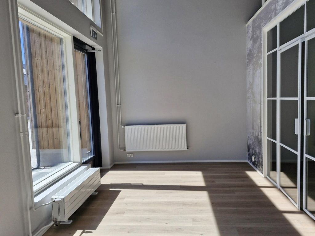 Liiketilaa asuintalon kivijalassa Espoon Suurpellossa.Tämä 49,5 m² liiketila sijaitsee näkyvällä paikalla kiinteistön katutasossa. Tilassa on vesipisteitä. Korkea huonekorkeus mahdollistaa monenlaisen käytön. Henttaan puistokatu 4 sijaitsee Espoon kehittyvällä Suurpellon alueella. Puistomaisella...