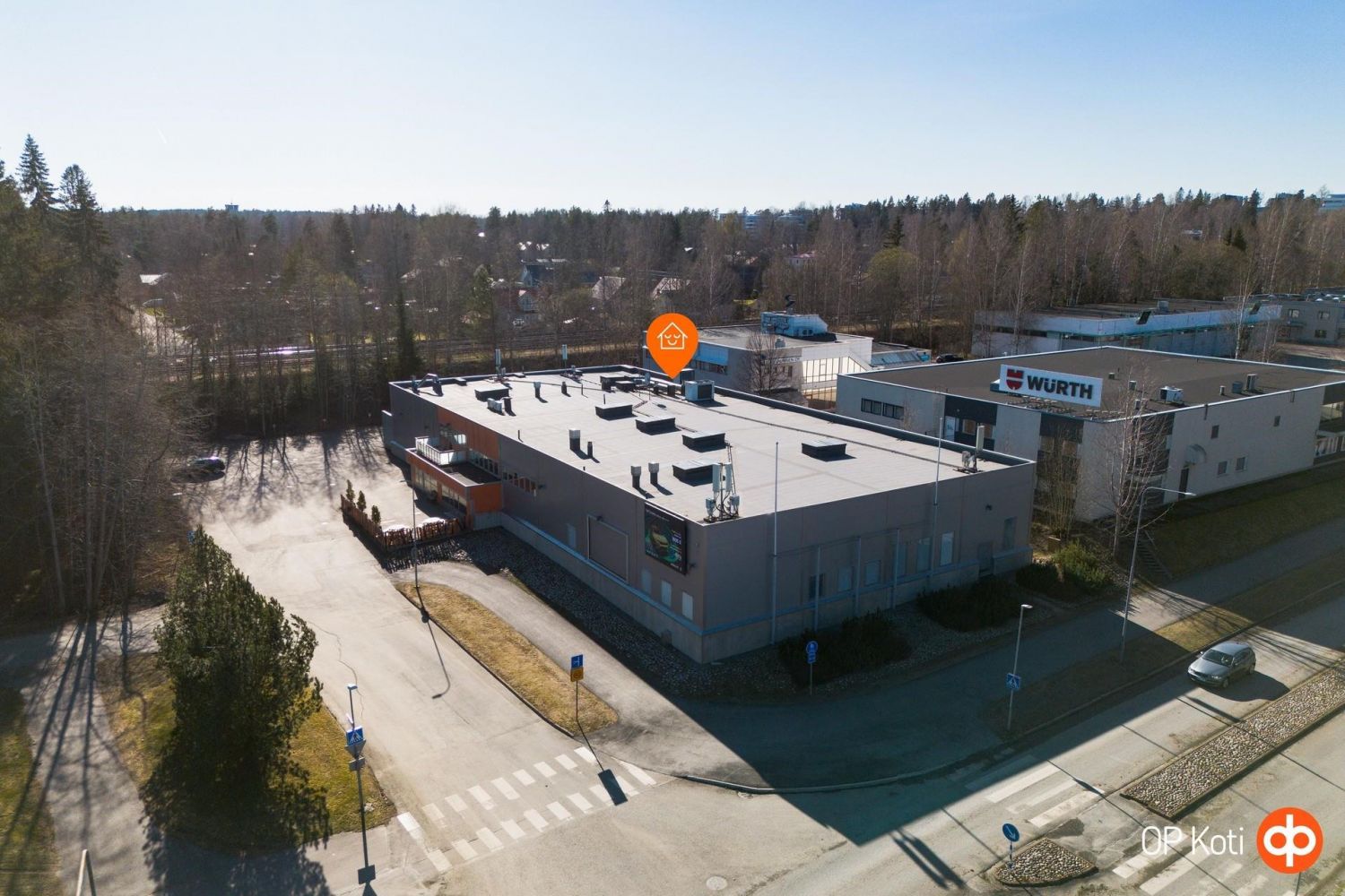 Vuokrattu liikekiinteistö Hyvinkäällä, jossa pitkä sopimus julkisvuokralaisen kanssa !Kohde sijaitsee keskeisellä yritysalueen keskittymässä Sillankorvantien varrella, joka on yksi Hyvinkään vilkkaimpia sisääntuloteitä.Sijainti Hyvinkään keskustasta (n. 2 km) ja rautatieasemasta (n. 2,5 km). Alu...