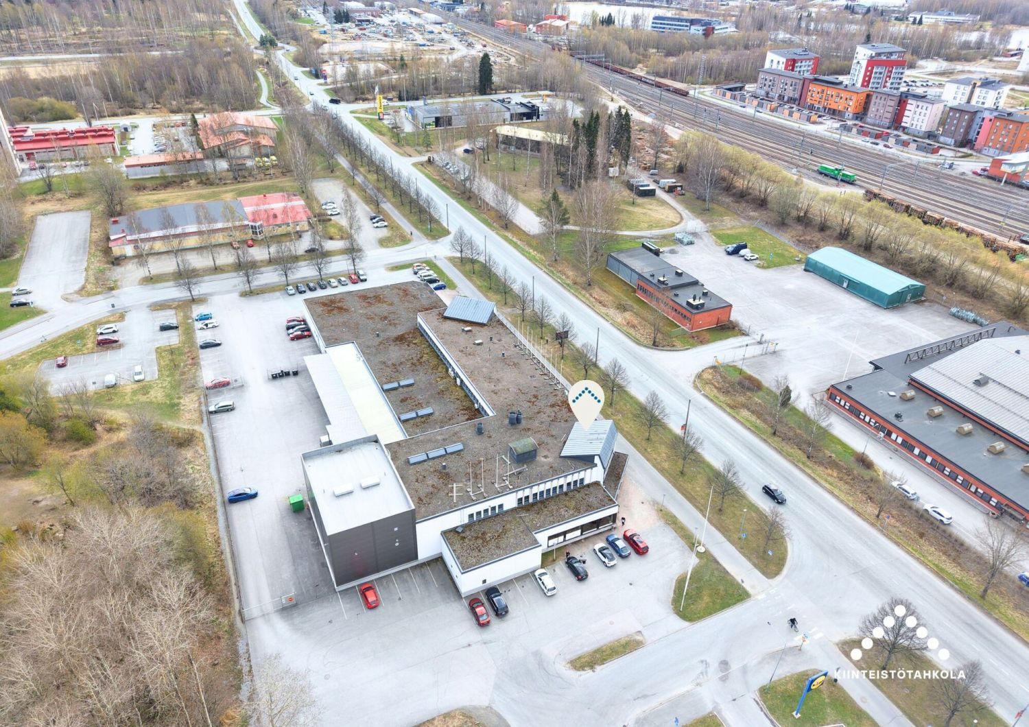Hyvällä paikalla Hämeenlinnassa toimisto ja varastotilaa.Vuokrataan toimistotilaa 250 m2 ja hallia 300m2 korkeaa ja lämmintä tilaa.Tilaan hyvän kokoinen nosto-ovi. Hallin korkeus 7 m.Tila soveltuu monenlaiseen tuotanto ja toimistokäyttöön.Hintaan lisätään alv.Heti vapaa.Kysy lisätietoja ni...