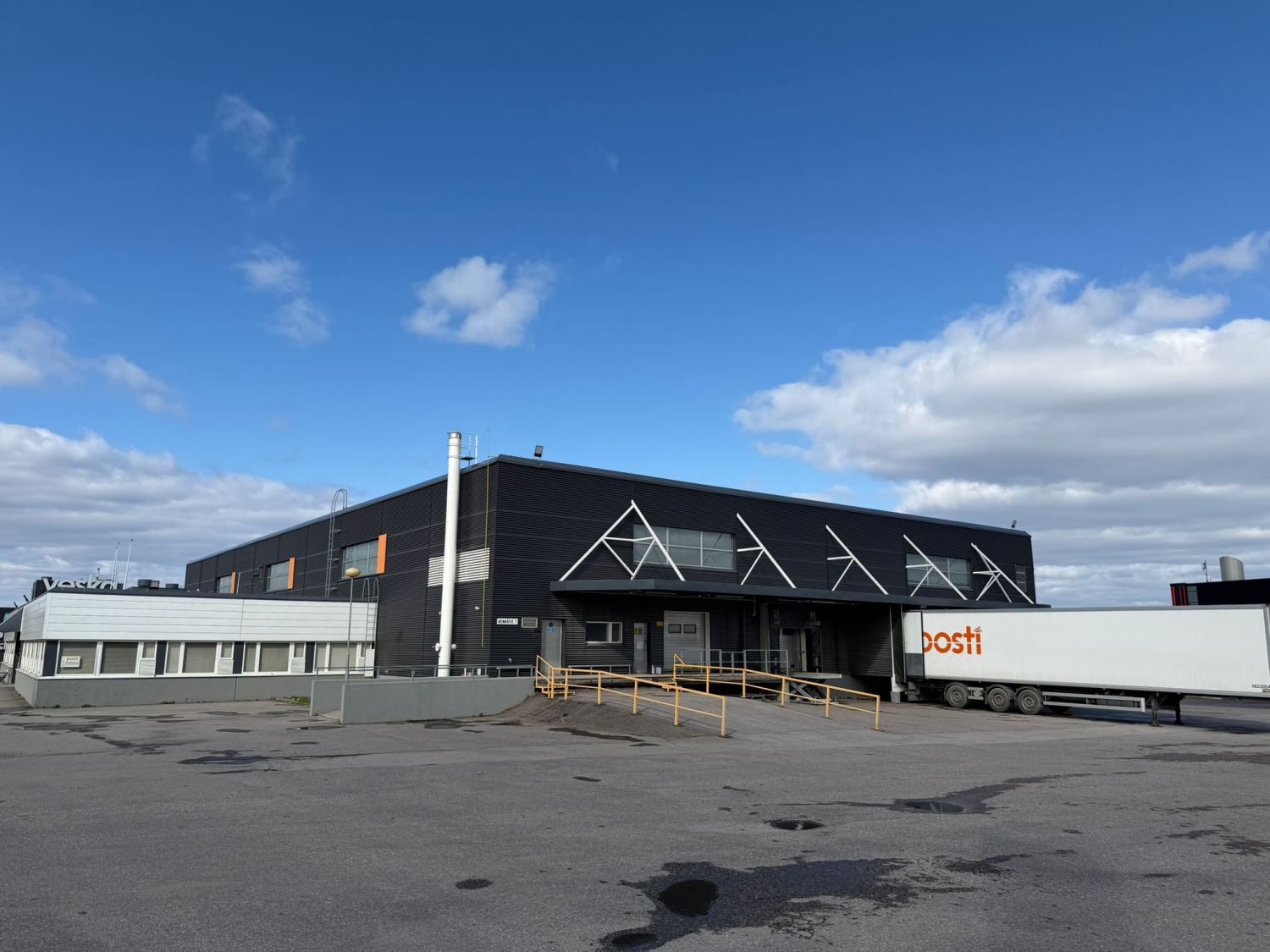 Huippupaikalla toimivaa hallitilaa.