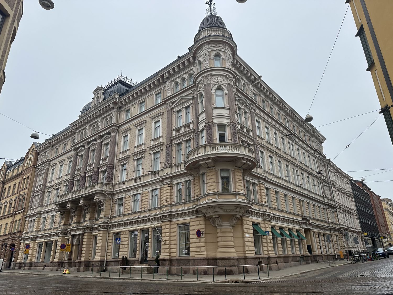 Myydään upealla sijainnilla ydinkeskustassa upeassa talossa 474m2 toimistotila, muutosmahdollisuus asunnoiksi ( 2-3kpl) ...