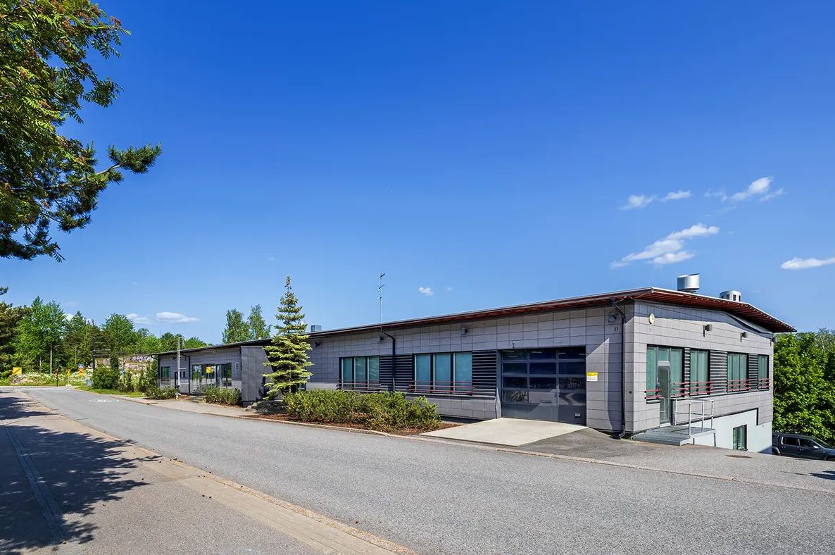 Vuokrattavana monipuolinen kahden kerroksen toimitilakokonaisuus Helsingin Viikissä.Ensimmäisessä kerroksessa sijaitsee 205 m2 korkea varastotila, 329 m2 puolilämmin varasto sekä 264 m2 korjaamotila. Toisen kerroksen tilakokonaisuuteen kuuluu 323,5 m2 showroom, 163,5 m2 toimistotila sekä 271 m2 ...
