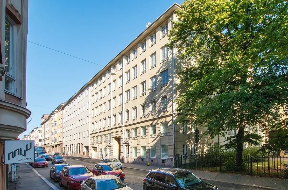 Tarjolla erinomainen sijoitusmahdollisuus Helsingin ydinkeskustassa. Tämä 135 m2:n toimistohuoneisto sijaitsee arvostetussa kiinteistössä Lönnrotinkadulla ja on tällä hetkellä vuokrattu pitkäaikaisella vuokrasopimuksella, tarjoten vakaan tuoton sijoittajalle.Toimitila on toimiva ja muunneltava: kok...